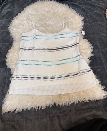 Weißes Pailletten-Top mit blauen und schwarzen Streifen