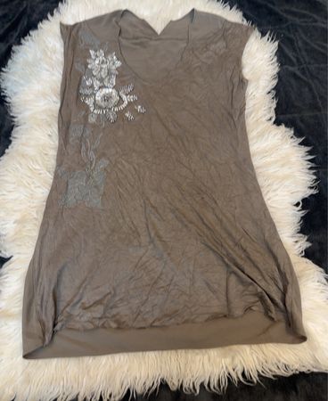 Braunes V-Ausschnitt-T-Shirt mit verziertem Blumenmuster