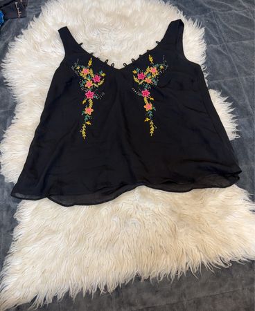 Schwarzes besticktes Tanktop