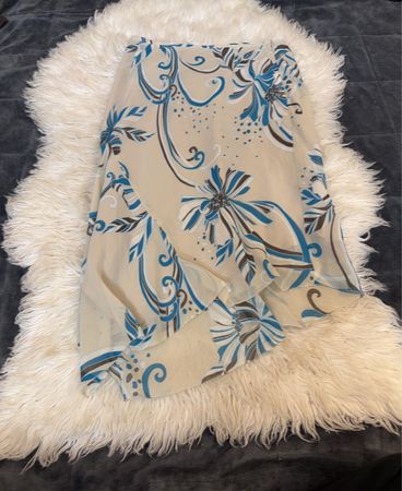 Beige- und blaues Blumenmuster-Rock