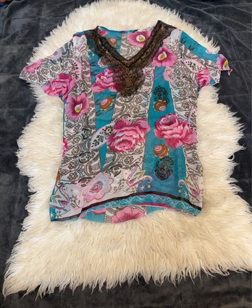 Durchsichtige Bluse mit Blumenmuster und verzierter Ausschnittkante