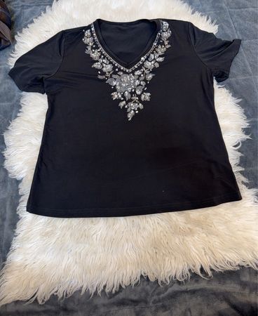 Schwarzes V-Ausschnitt-T-Shirt mit verziertem Halsausschnitt