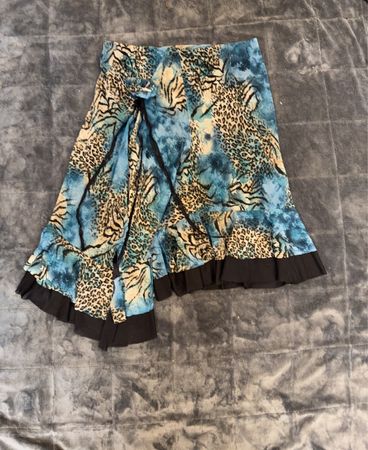 Blauer Rock mit Leopardenmuster und schwarzem Besatz