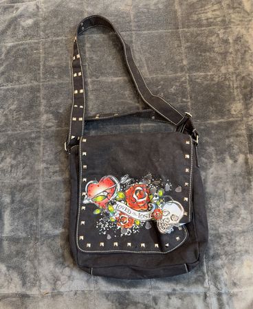 Ed Hardy schwarze Canvas-Umhängetasche mit Nieten und Totenköpfen