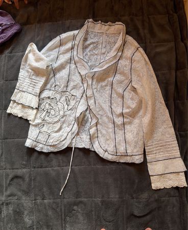 Veste blanche brodée avec bordure en dentelle