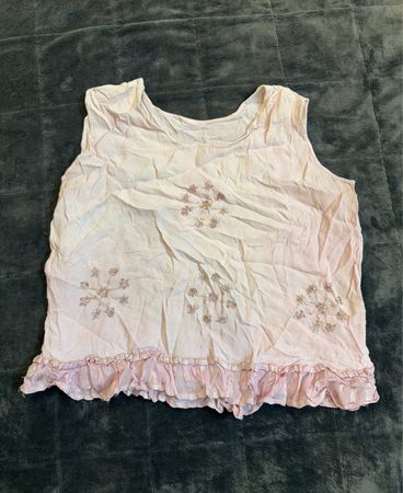 Top smanicato rosa con perline e orlo a volant