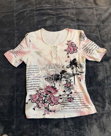 T-shirt bianca con stampa floreale rosa e palme e scollo con allacciatura