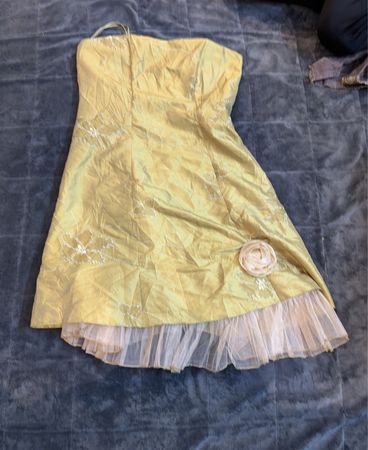 PIORO COLLECTION Robe jaune avec détail floral