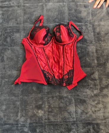 Corsetto rosso con rifiniture in pizzo nero