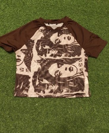 Braunes und weißes Grafik-T-Shirt