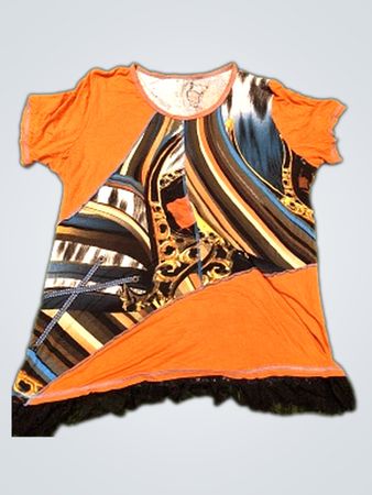 Oranges T-Shirt mit abstraktem Druck und Spitzenbesatz