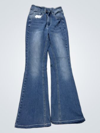 Glockenjeans mit Kreuzverzierung