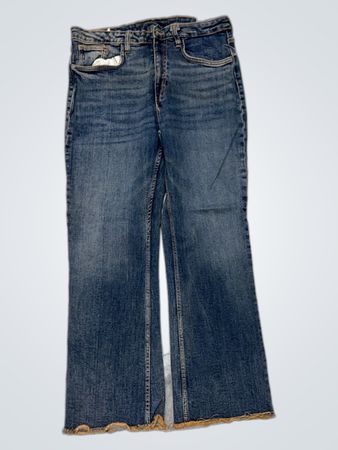Blaue Denim-Jeans mit bestickten Gesäßtaschen