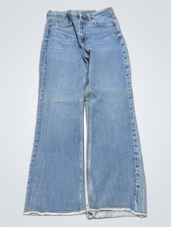 Hellblaue Jeans mit weitem Bein und bestickten Gesäßtaschen