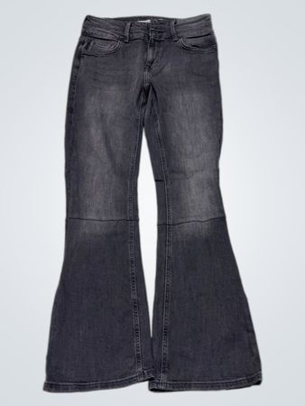 Ausgestellte Jeans mit bestickten Taschen