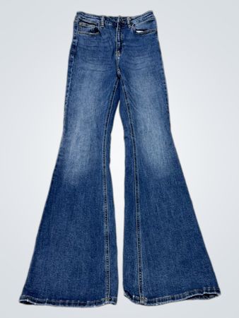 Blaue Schlagjeans mit bestickten Gesäßtaschen