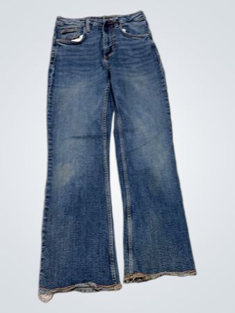 Blaue Jeans mit bestickten Taschen