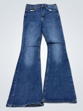 Blaue ausgestellte Jeans mit Spitzenbesatz