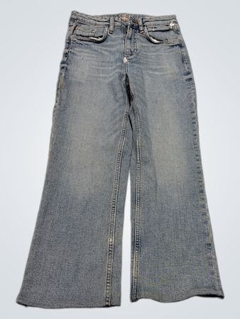 Blaujeans mit Schmetterlingsstickerei