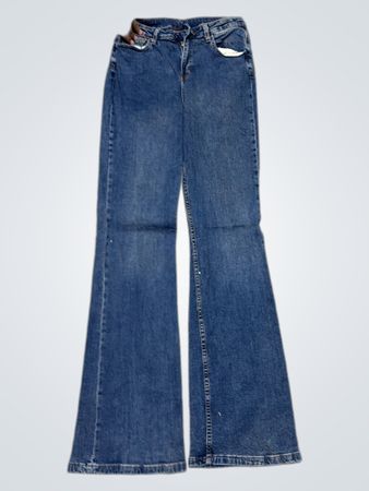 Blaue Schlagjeans mit Schmetterlingsstickerei