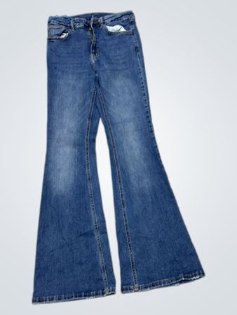 Blue Flare Jeans mit bestickten Taschen