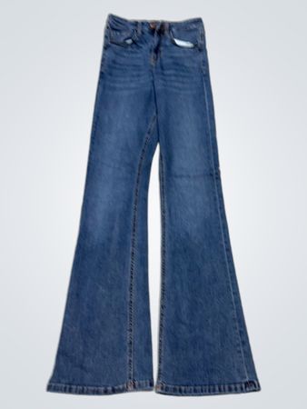 Blaue Flare-Jeans mit bestickten Taschen