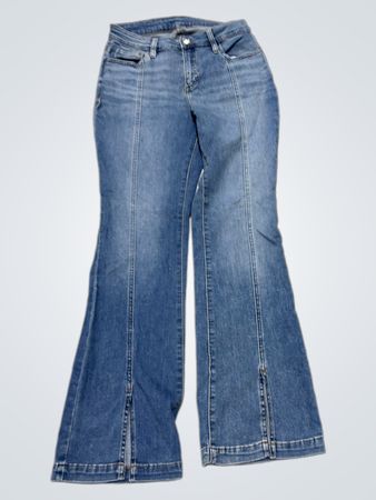 Blaue Schlagjeans mit besticktem Schmetterlingsdetail auf den Gesäßtaschen