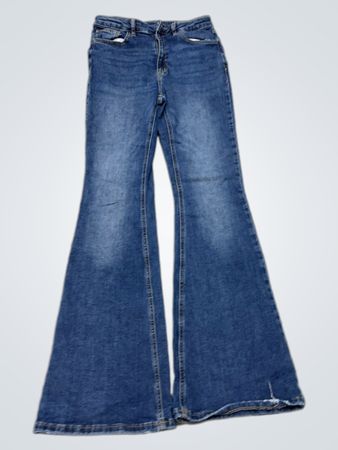 Ausgestellte blaue Jeans mit Schmetterlingsstickerei