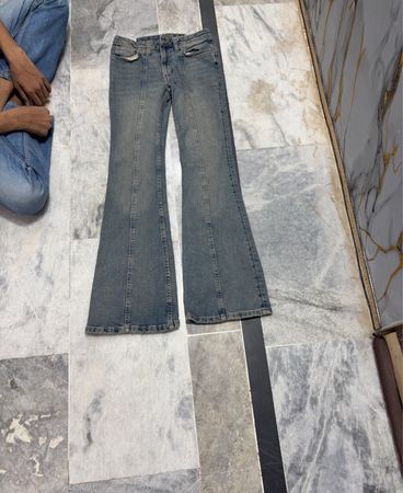 Blau-gesprenkelte Jeans mit Blumenstickerei