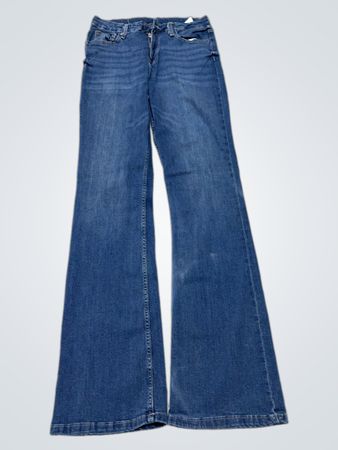 Blaue Schlagjeans mit bestickten Schmetterlingstaschen