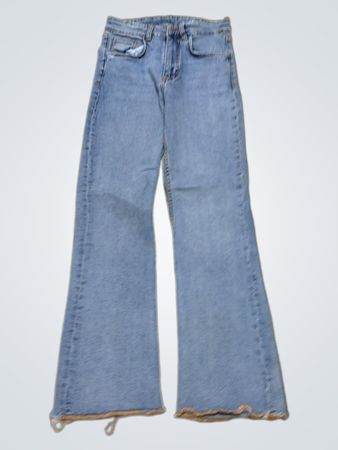 Hellblaue Schlagjeans mit Schmetterlingsstickerei