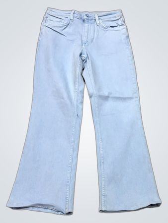 Hellblaue Jeans mit weitem Bein und bestickten Taschen