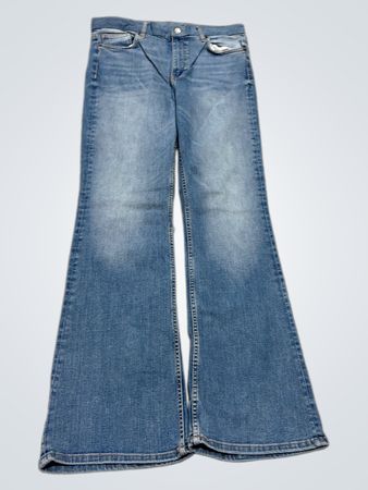 Blaue Schlagjeans mit bestickten Taschen