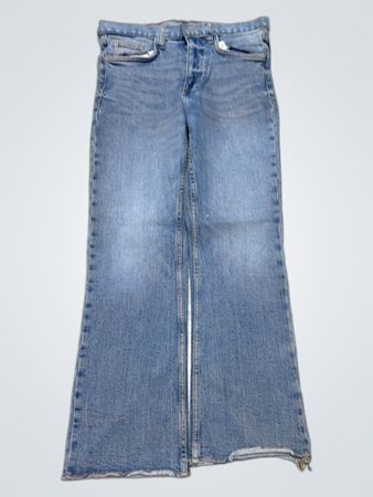 Blaue Denim-Flared-Jeans mit bestickten Gesäßtaschen