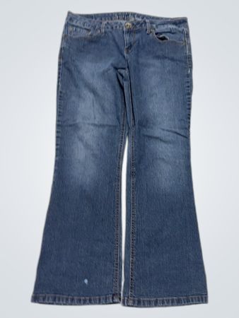 Blaue ausgestellte Jeans