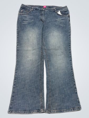 Blaue Denim-Flared-Jeans mit Strasssteinen auf den Gesäßtaschen
