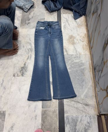 Blaue Schlagjeans mit Kreuzverzierung