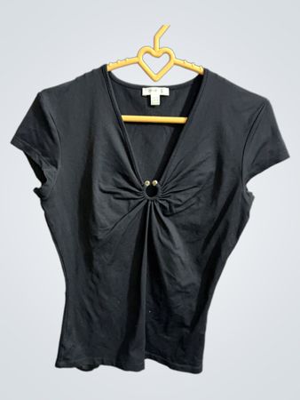 Schwarzes V-Ausschnitt-Top mit Ringdetail