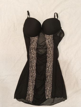 Schwarze durchsichtige Dessous mit Leopardenmuster-Akzenten
