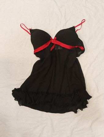 Linea Donatella Schwarzes Babydoll mit roten Bandakzenten
