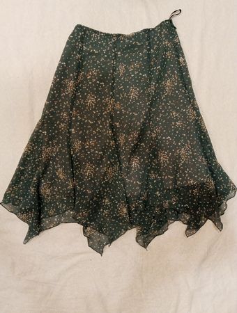 GLASS HEART Grüner Floralprint Asymmetrischer Saum Midi-Rock