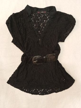 Schwarze Spitzenbluse mit Gürtel