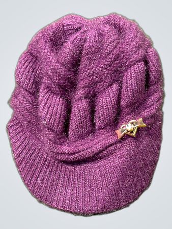 Lila Strickmütze mit flauschigem Futter
