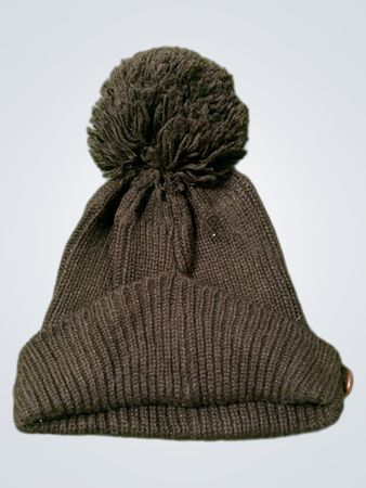 Braune Strickmütze mit Pom Pom und Holzknöpfen