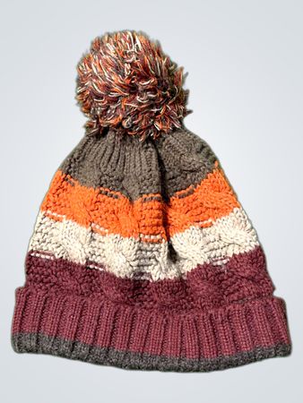 Gestreifte Strickmütze mit Pom Pom
