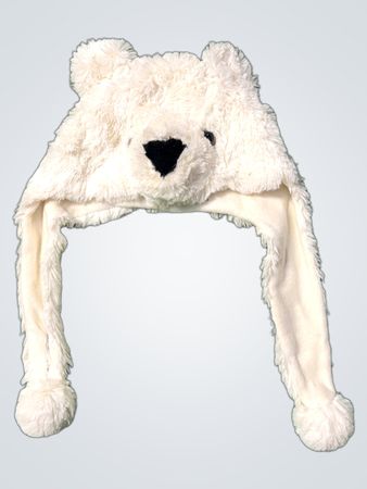 Weißer flauschiger Bärenhut mit Ohrenklappen