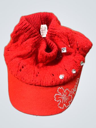 Rote Strick-Visier mit Strassblume
