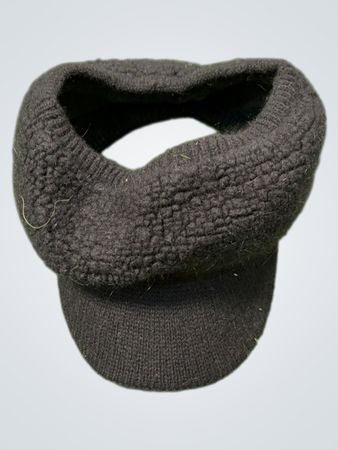 Schwarze gestrickte Kappenmütze