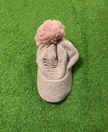 Beige Strickmütze mit pinkem Pompon