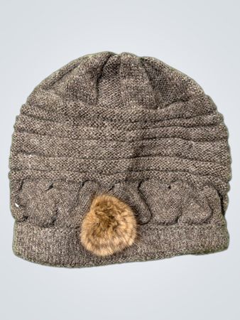 Braune gestrickte Mütze mit Pompon